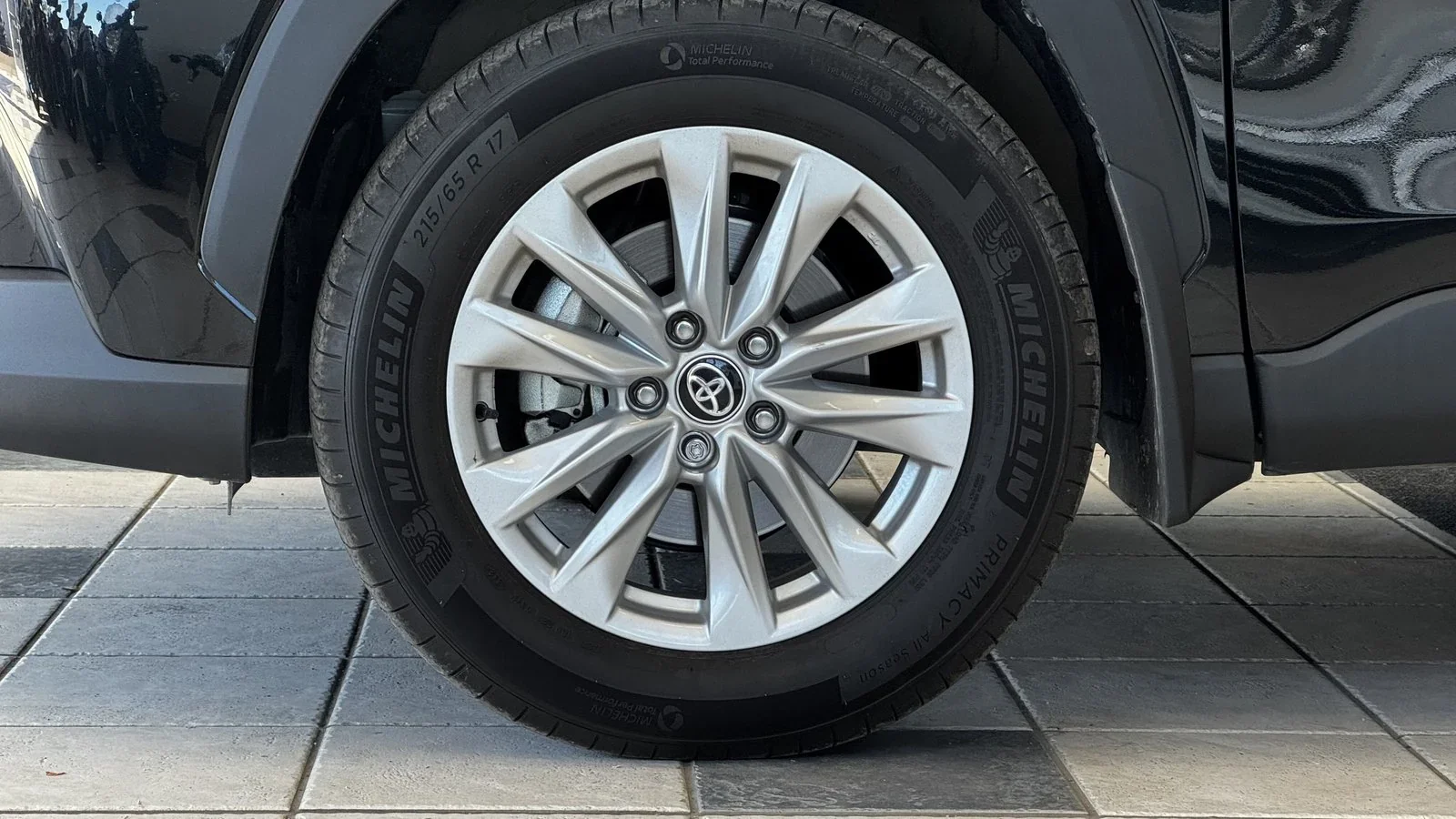 2024 Toyota Corolla Cross LE used SUV thumbnail 5