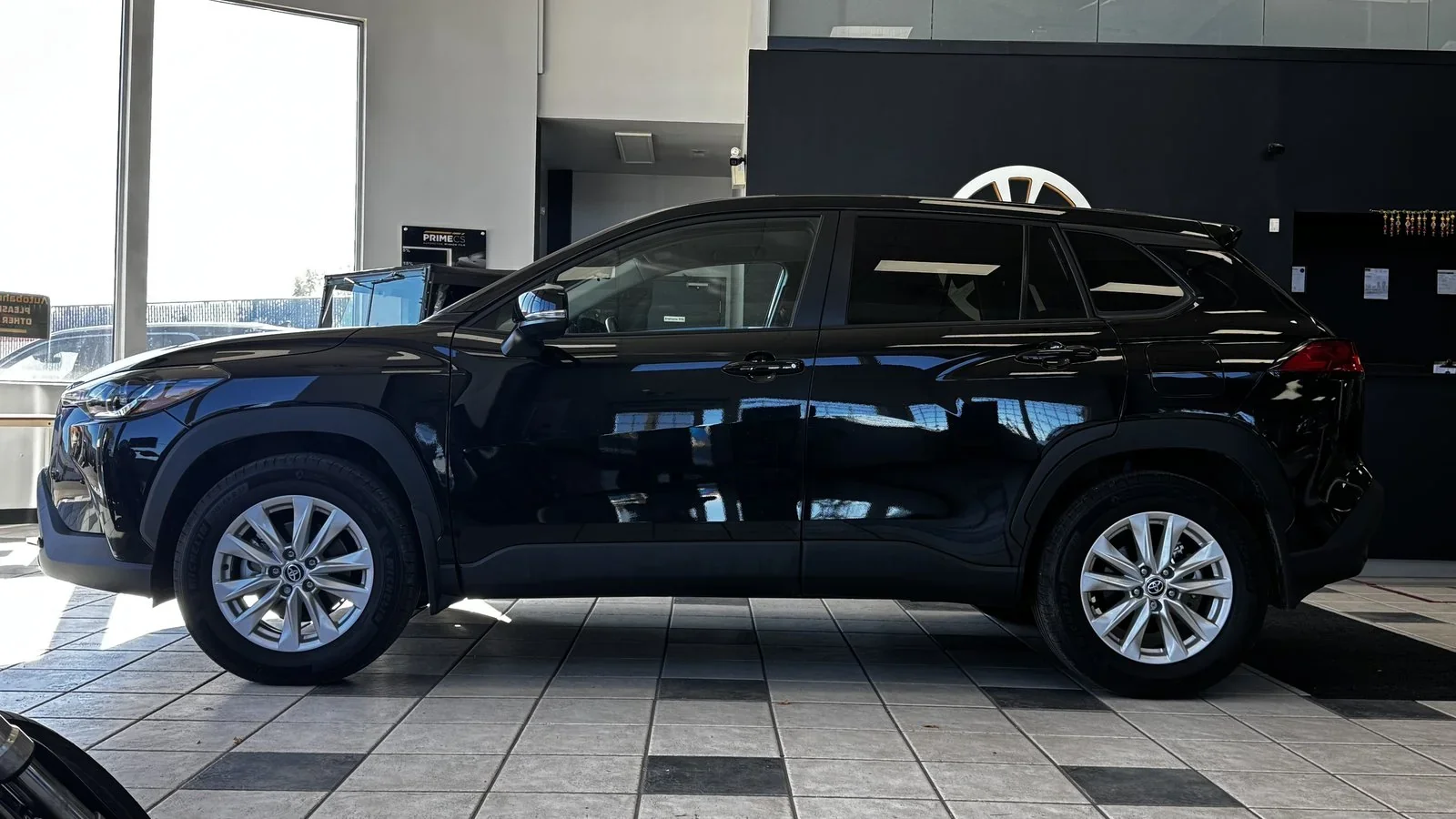 2024 Toyota Corolla Cross LE used SUV thumbnail 6