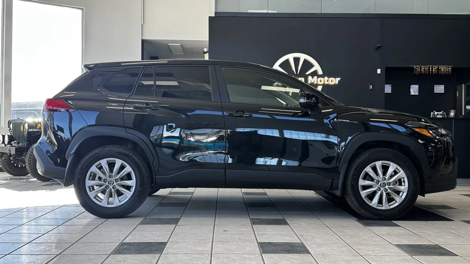 2024 Toyota Corolla Cross LE used SUV thumbnail 7