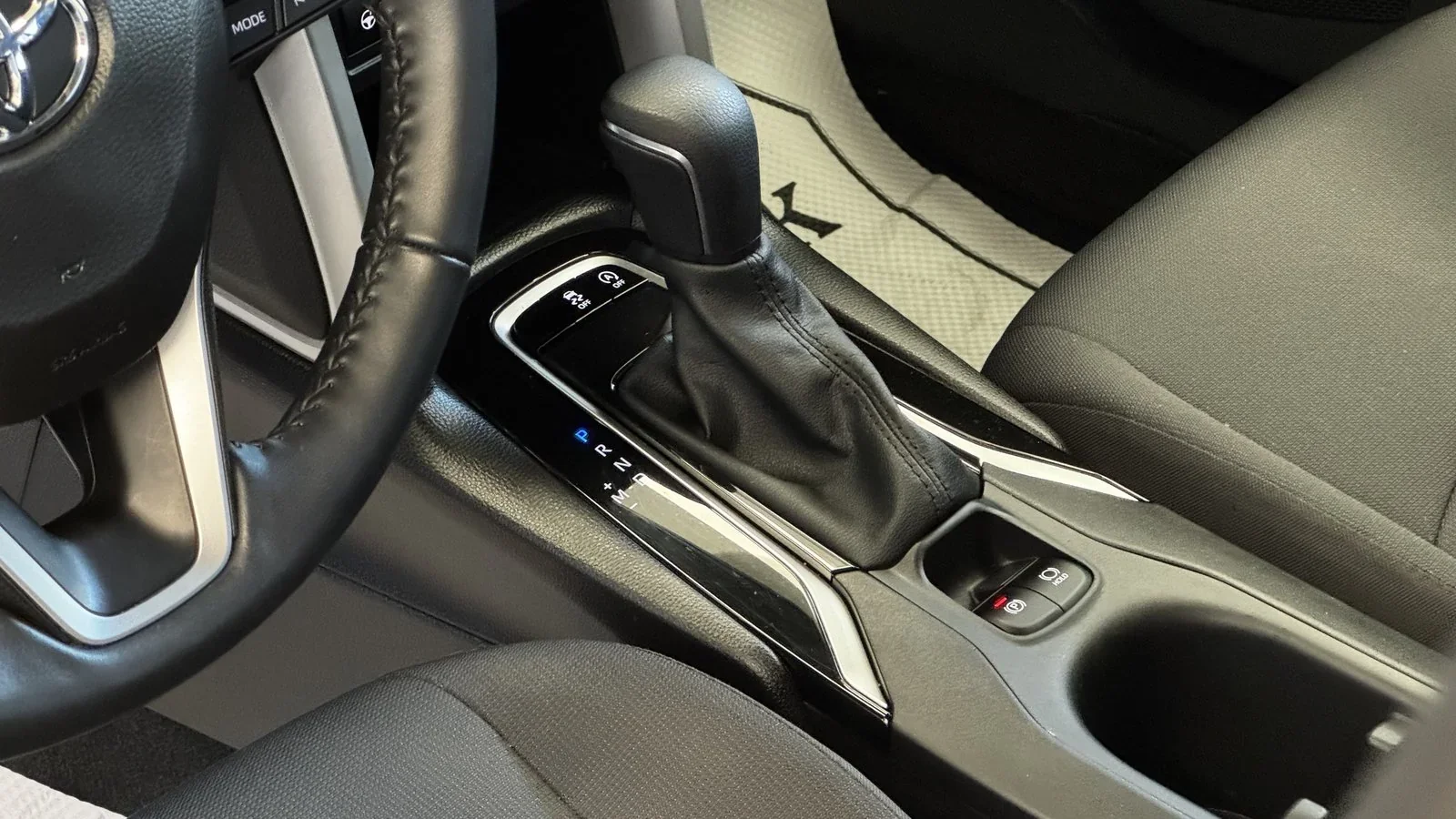 2024 Toyota Corolla Cross LE used SUV thumbnail 13