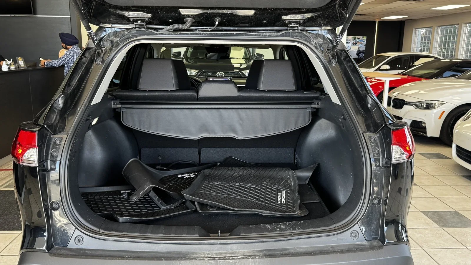 2024 Toyota Corolla Cross LE used SUV thumbnail 16