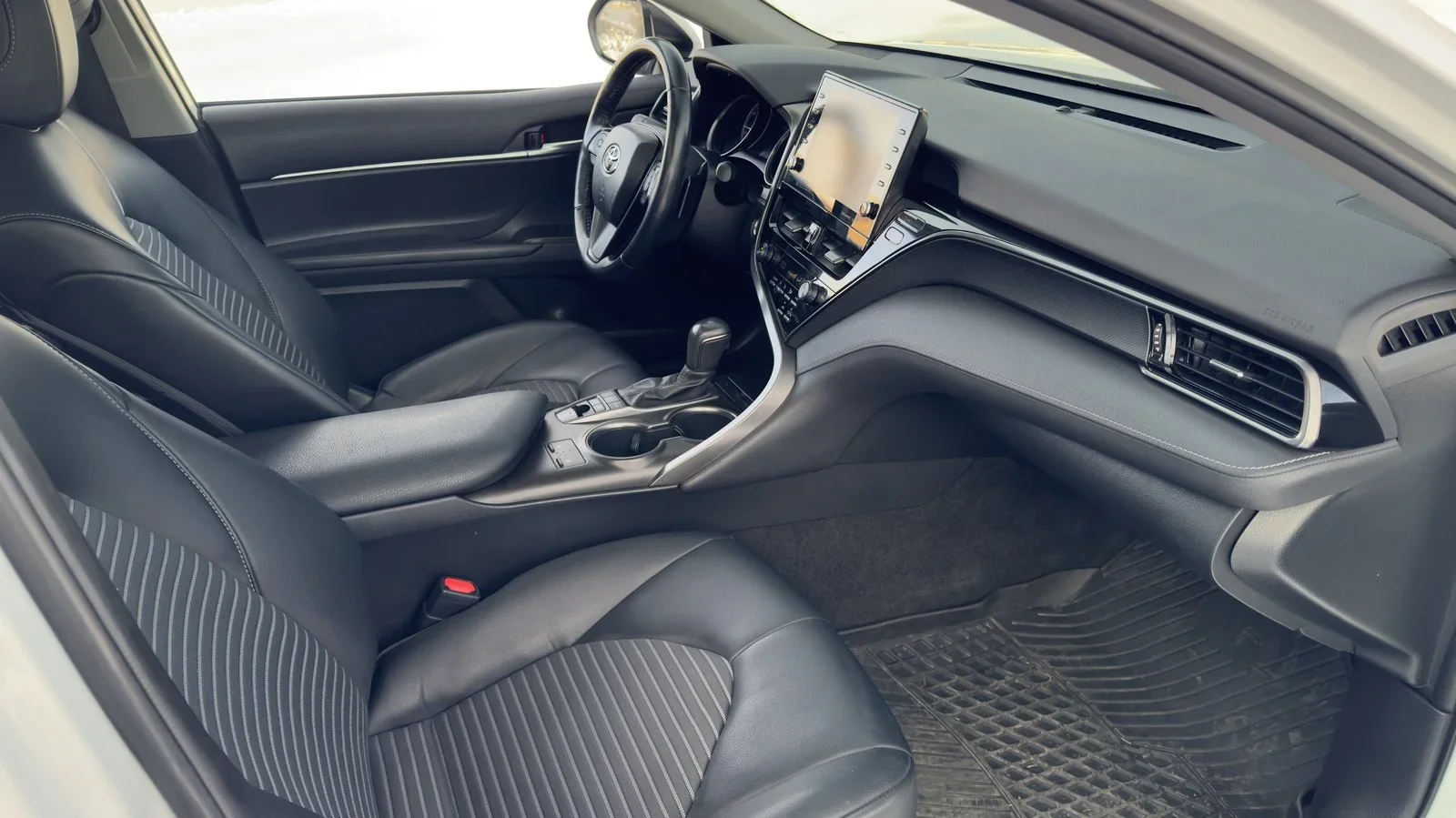 2022 Toyota Camry Hybrid SE used Sedan thumbnail 24