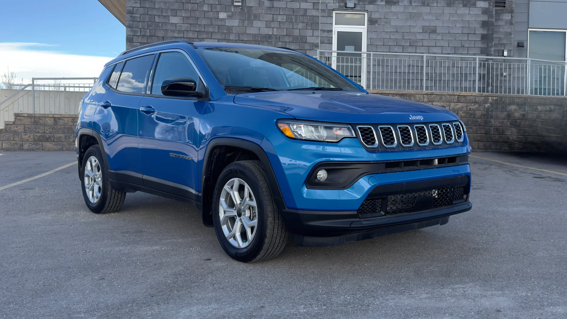 2025 Jeep Compass 4x4 North used SUV thumbnail 3