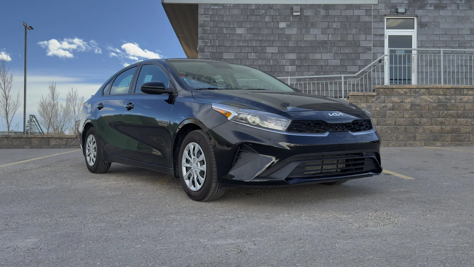 2023 Kia Forte LX used Sedan thumbnail 3