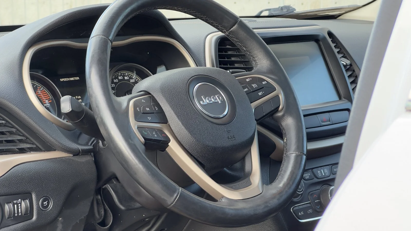 2016 Jeep Cherokee Limited used SUV thumbnail 12