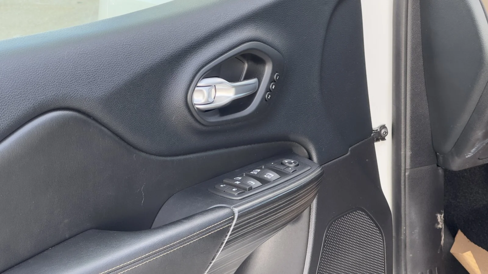 2016 Jeep Cherokee Limited used SUV thumbnail 14