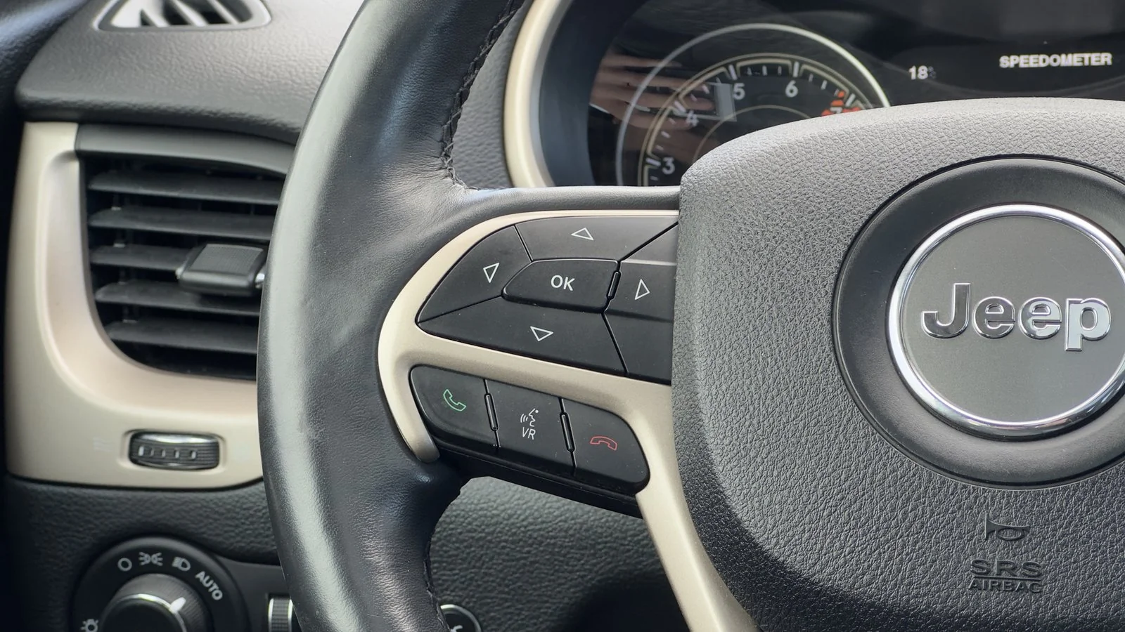 2016 Jeep Cherokee Limited used SUV thumbnail 22