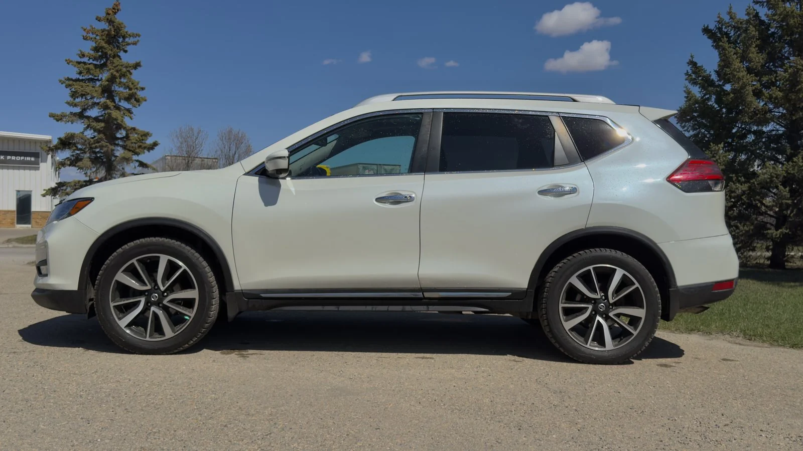2017 Nissan Rogue SL used SUV thumbnail 4