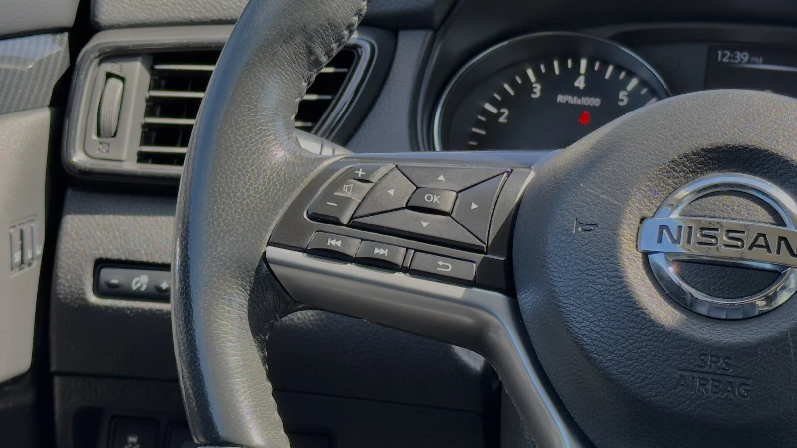 2017 Nissan Rogue SL used SUV thumbnail 25