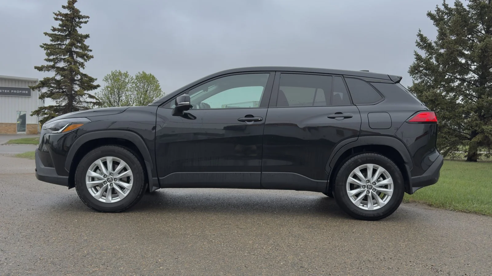 2024 Toyota Corolla Cross LE used SUV thumbnail 4