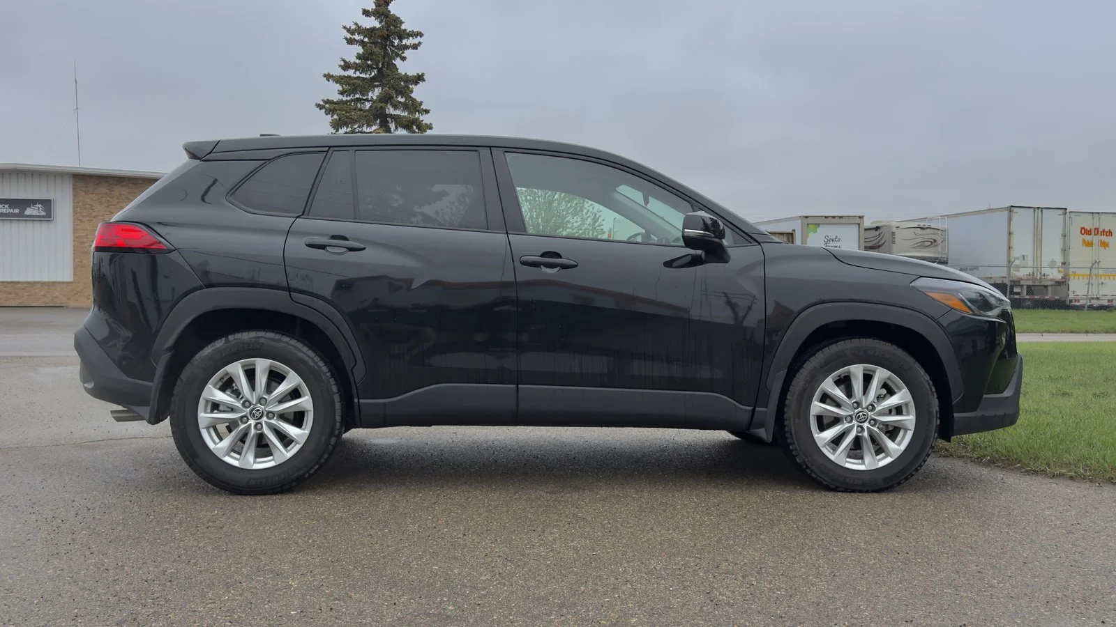 2024 Toyota Corolla Cross LE used SUV thumbnail 8