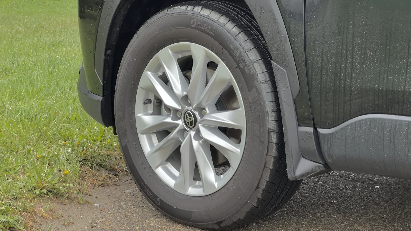 2024 Toyota Corolla Cross LE used SUV thumbnail 11
