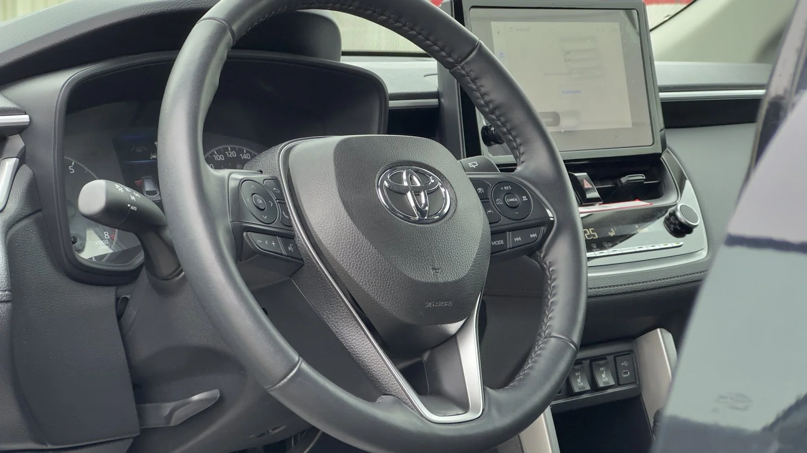2024 Toyota Corolla Cross LE used SUV thumbnail 13