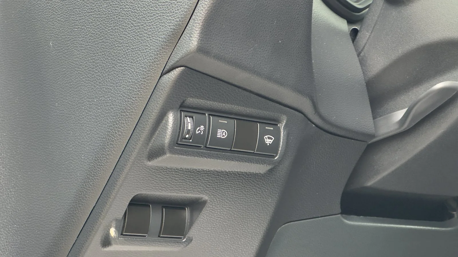 2024 Toyota Corolla Cross LE used SUV thumbnail 15
