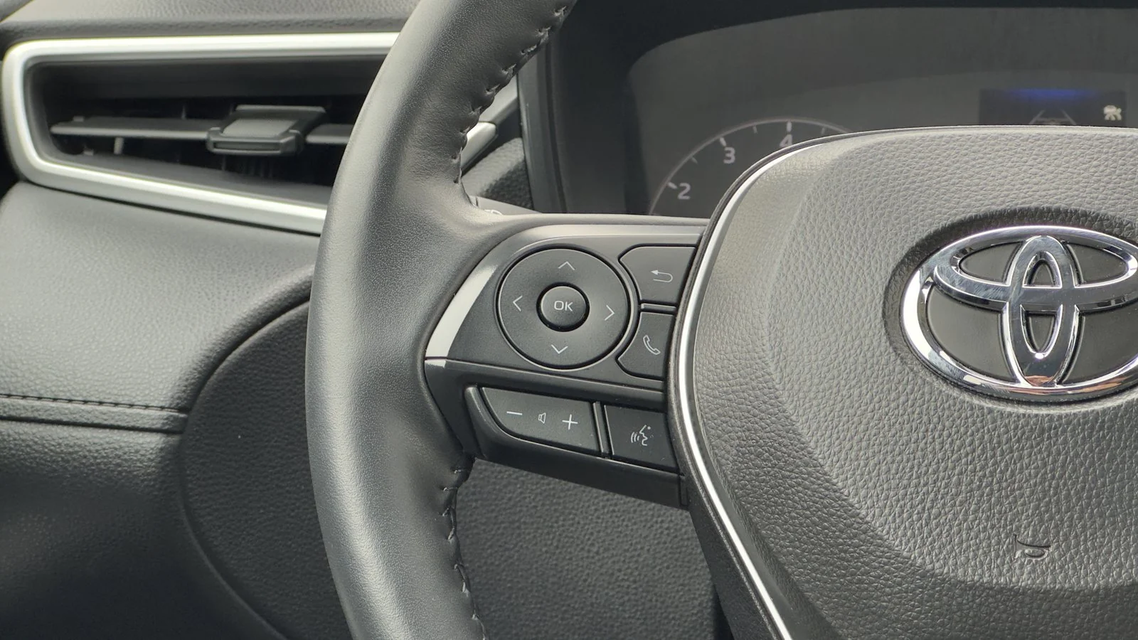 2024 Toyota Corolla Cross LE used SUV thumbnail 22