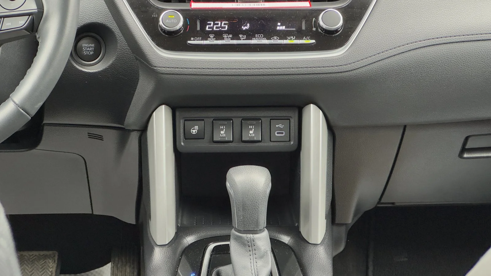 2024 Toyota Corolla Cross LE used SUV thumbnail 26