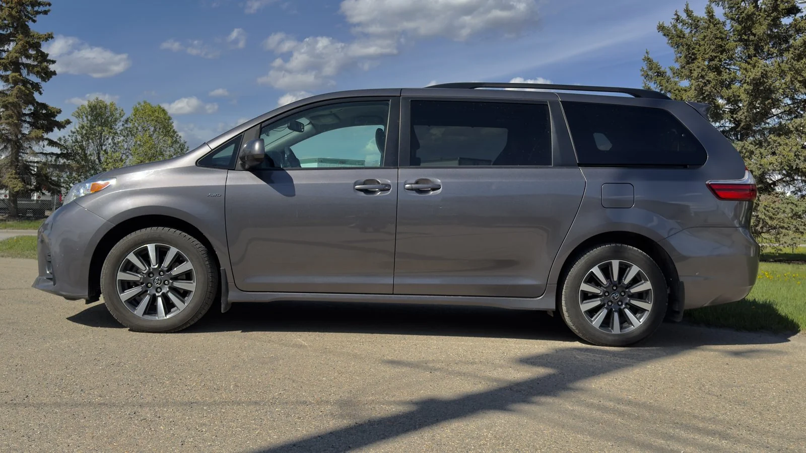 2018 Toyota Sienna LE AWD used Minivan thumbnail 4