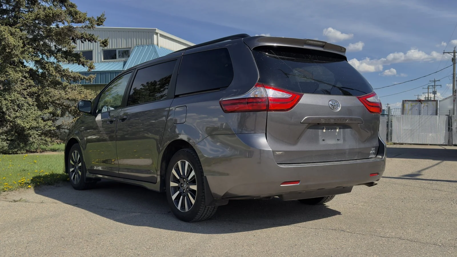 2018 Toyota Sienna LE AWD used Minivan thumbnail 5