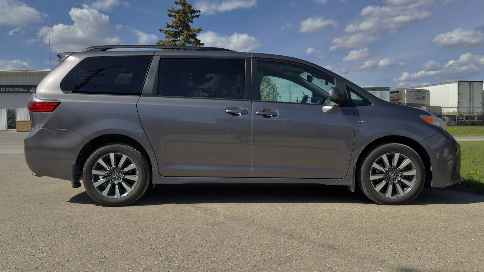 2018 Toyota Sienna LE AWD used Minivan thumbnail 8