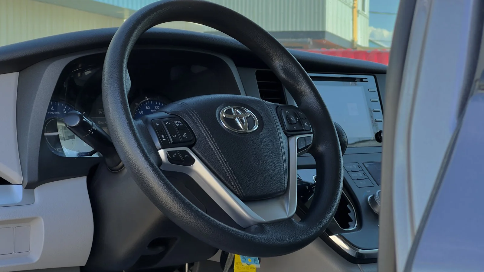 2018 Toyota Sienna LE AWD used Minivan thumbnail 12