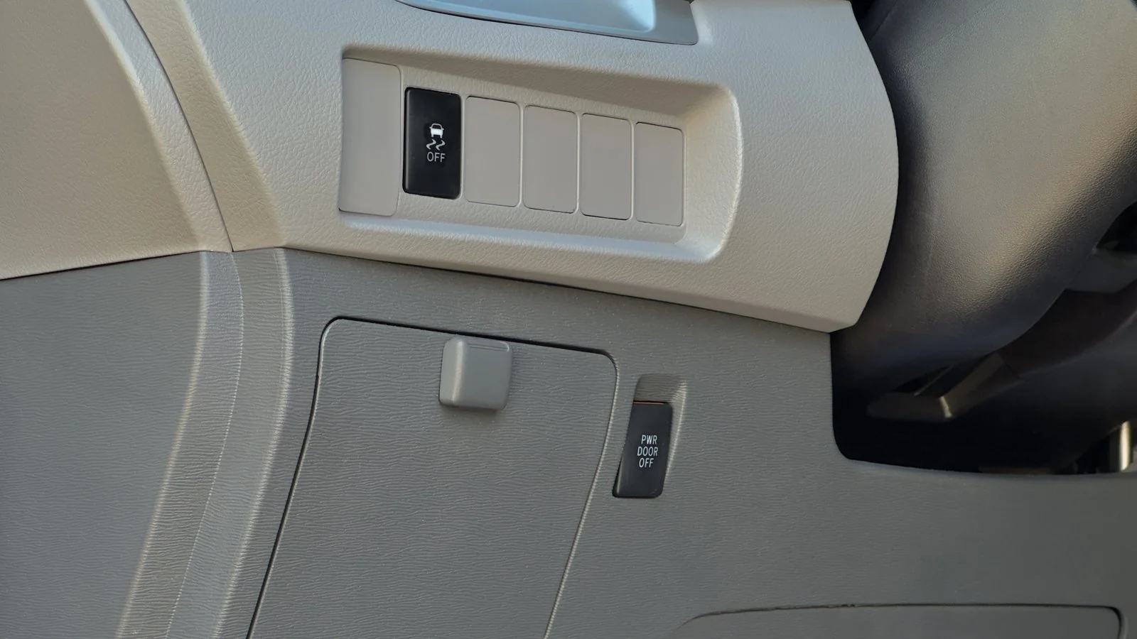 2018 Toyota Sienna LE AWD used Minivan thumbnail 15
