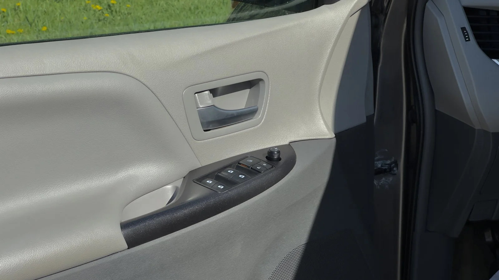 2018 Toyota Sienna LE AWD used Minivan thumbnail 16