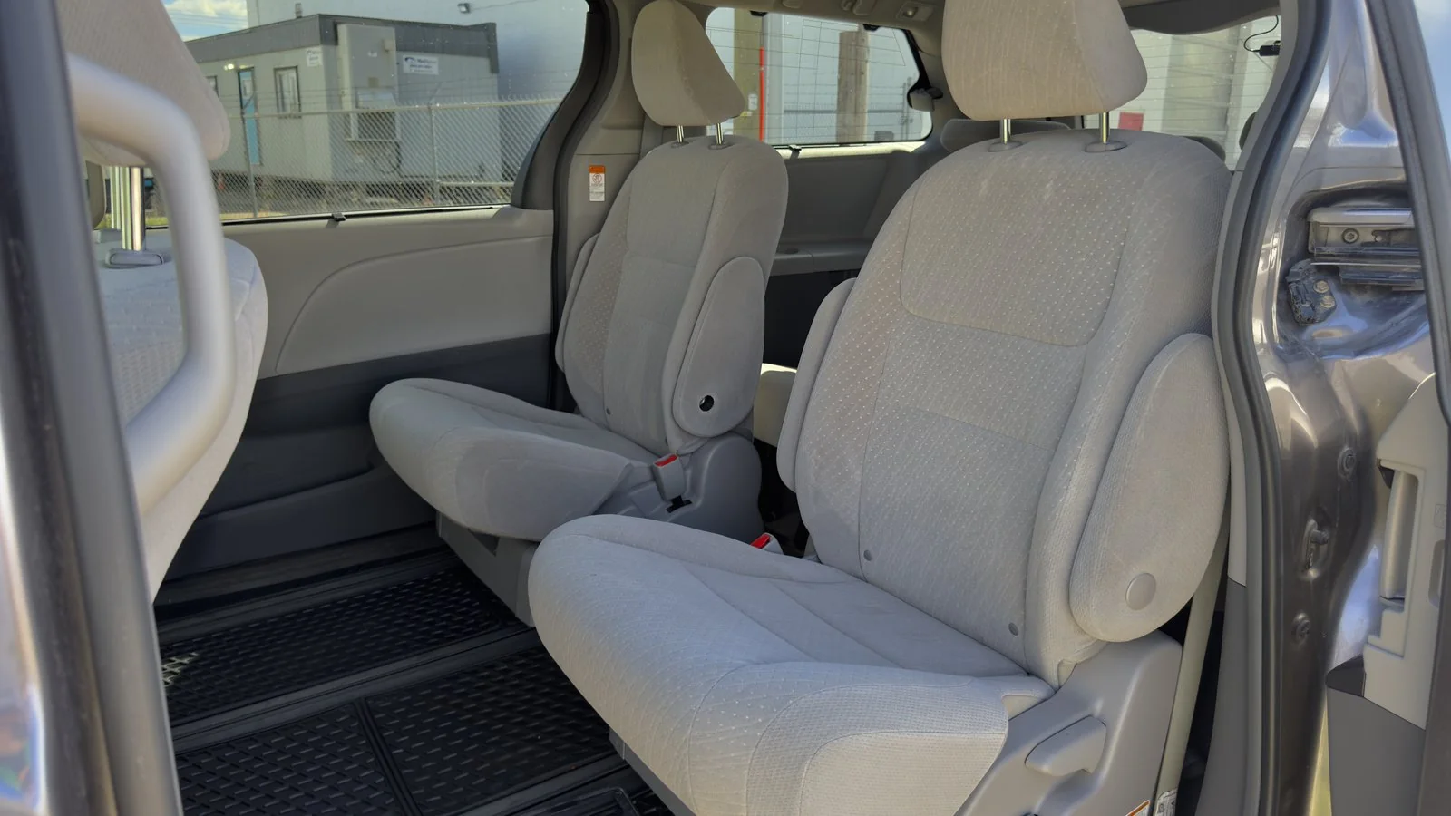 2018 Toyota Sienna LE AWD used Minivan thumbnail 19