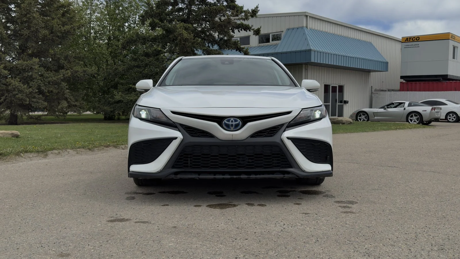 2022 Toyota Camry Hybrid SE used Sedan thumbnail 2