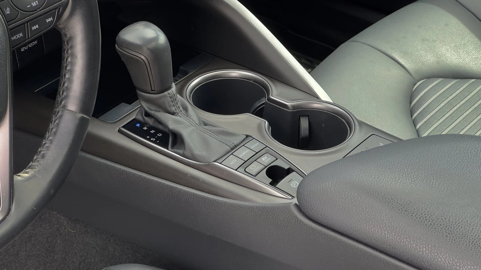 2022 Toyota Camry Hybrid SE used Sedan thumbnail 13