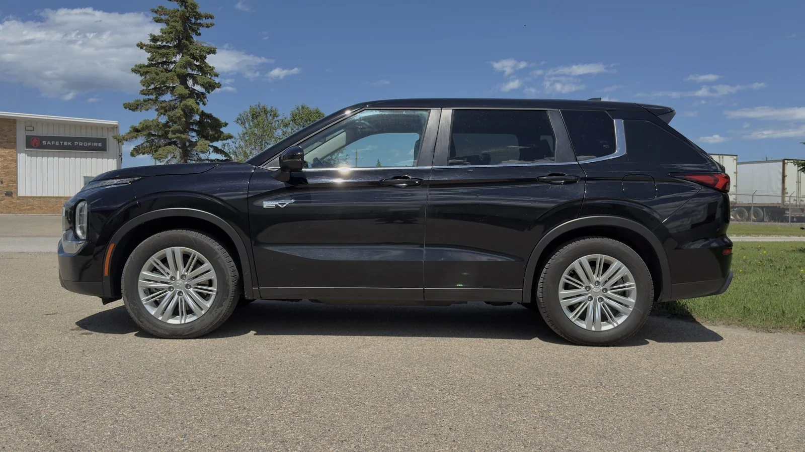 2023 Mitsubishi Outlander PHEV ES used SUV thumbnail 4