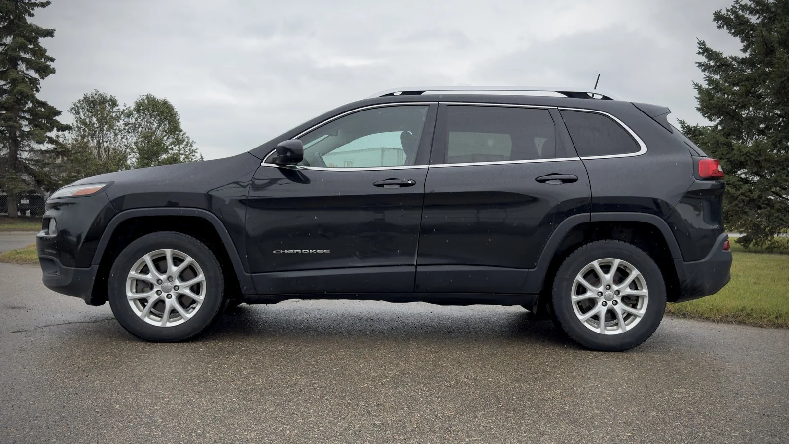 2016 Jeep Cherokee North used SUV thumbnail 4