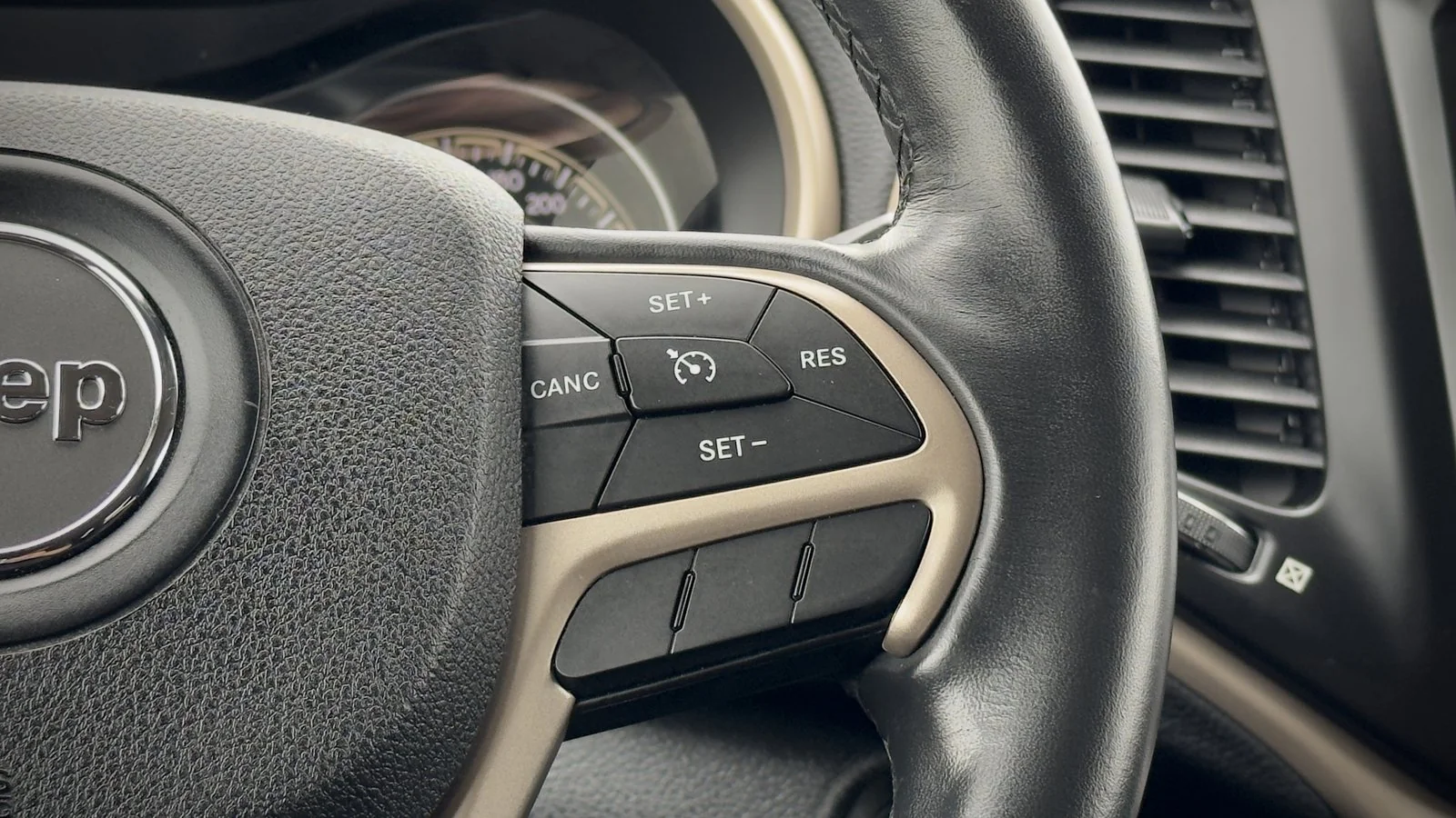 2016 Jeep Cherokee North used SUV thumbnail 21