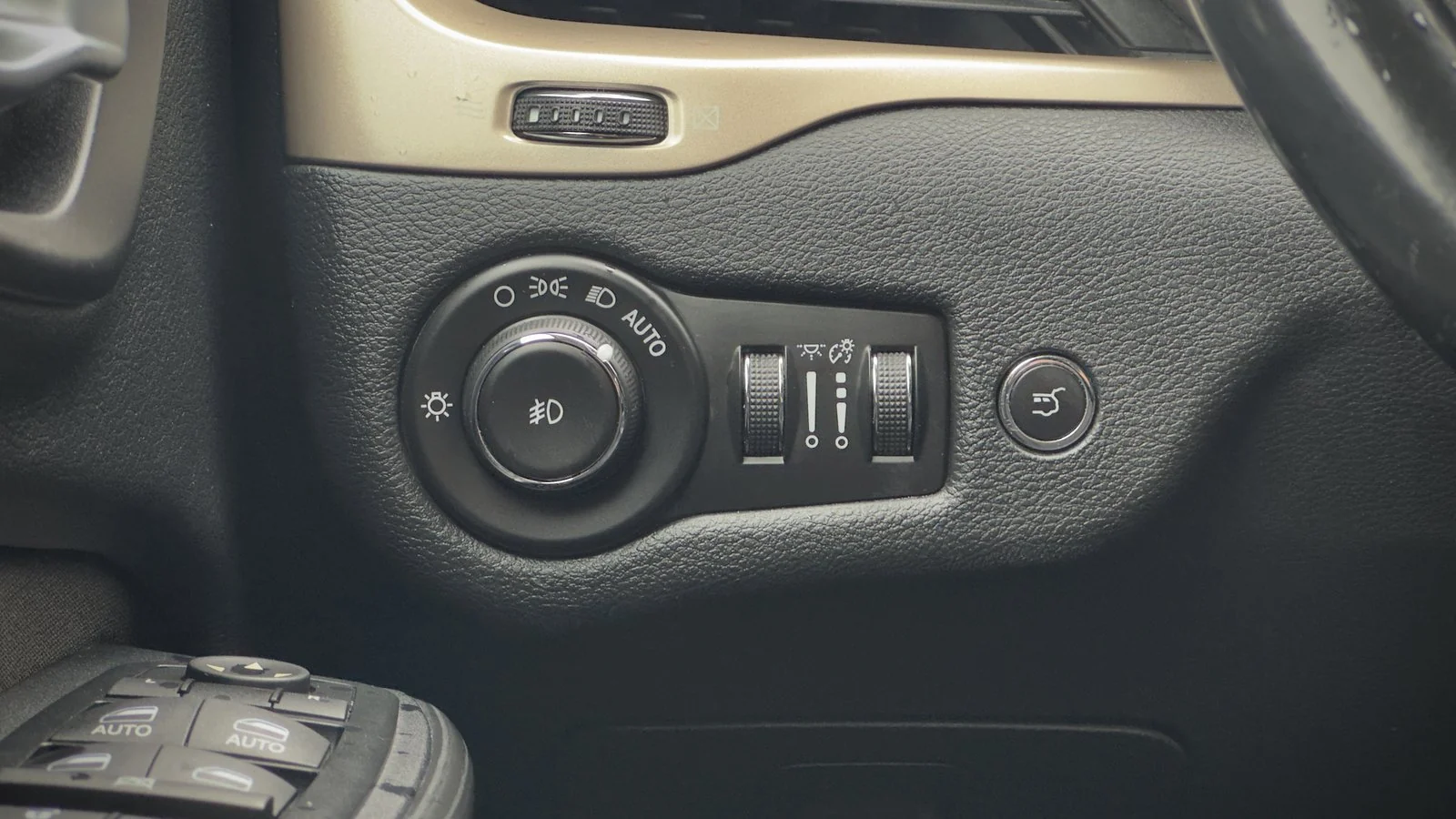 2016 Jeep Cherokee North used SUV thumbnail 22