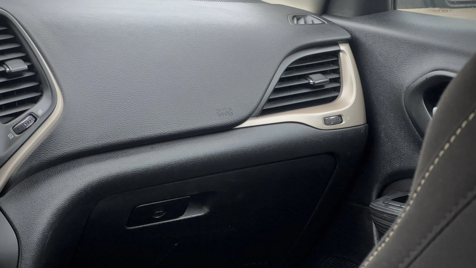 2016 Jeep Cherokee North used SUV thumbnail 26