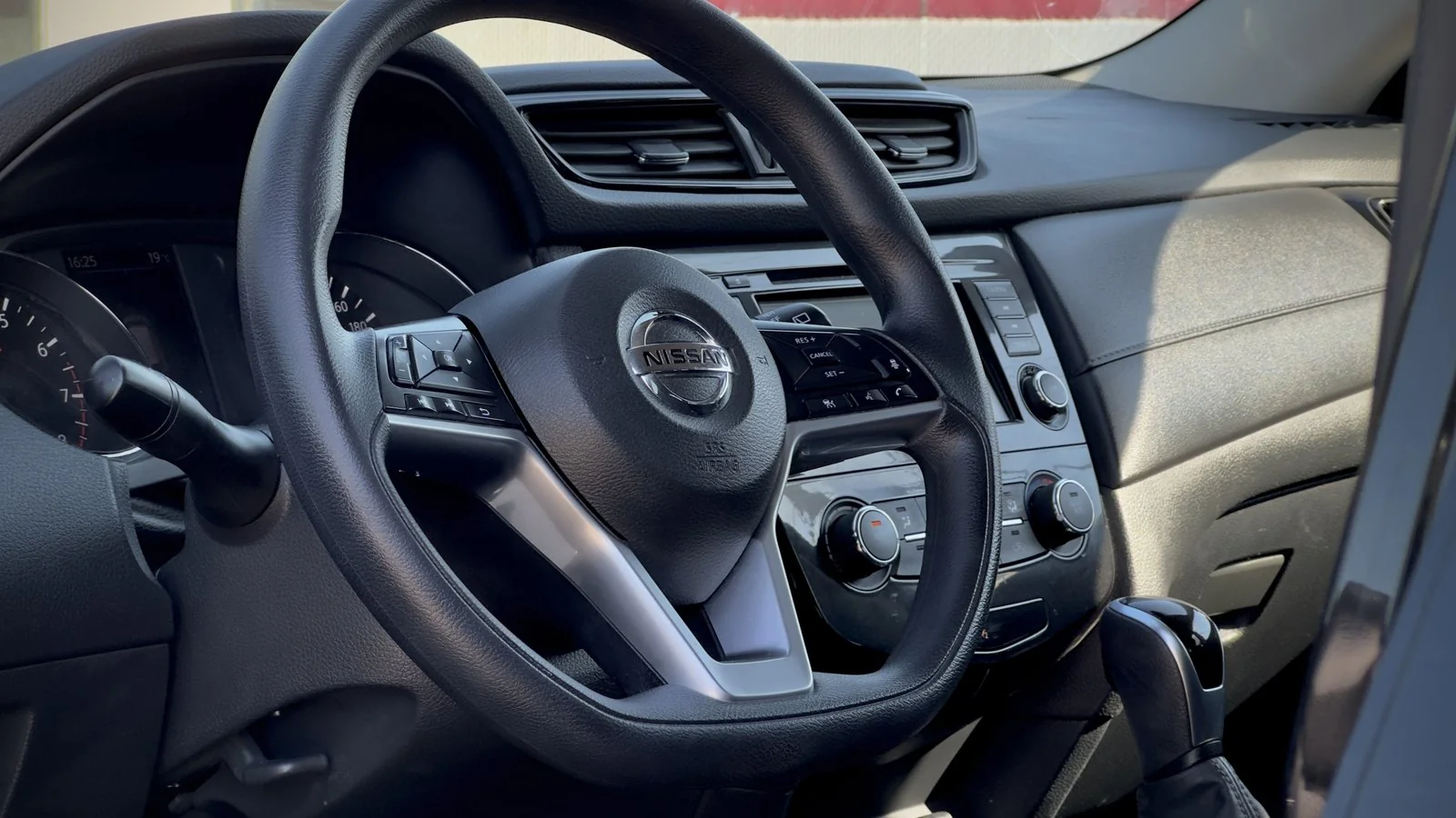 2020 Nissan Rogue SV used SUV thumbnail 12