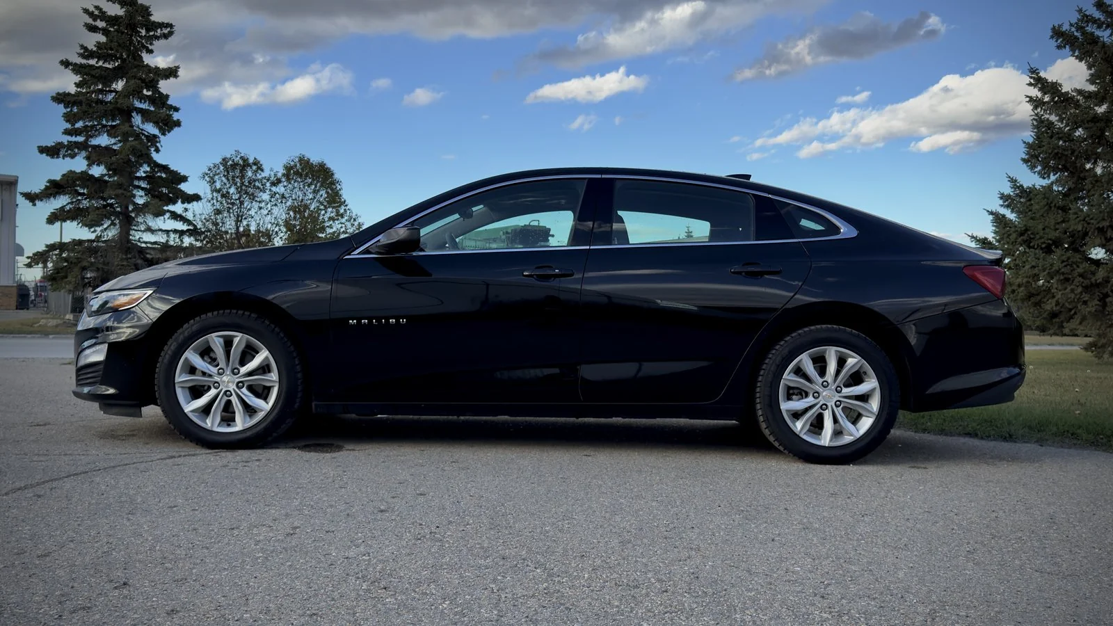 2025 Chevrolet Malibu 1LT used Sedan thumbnail 4