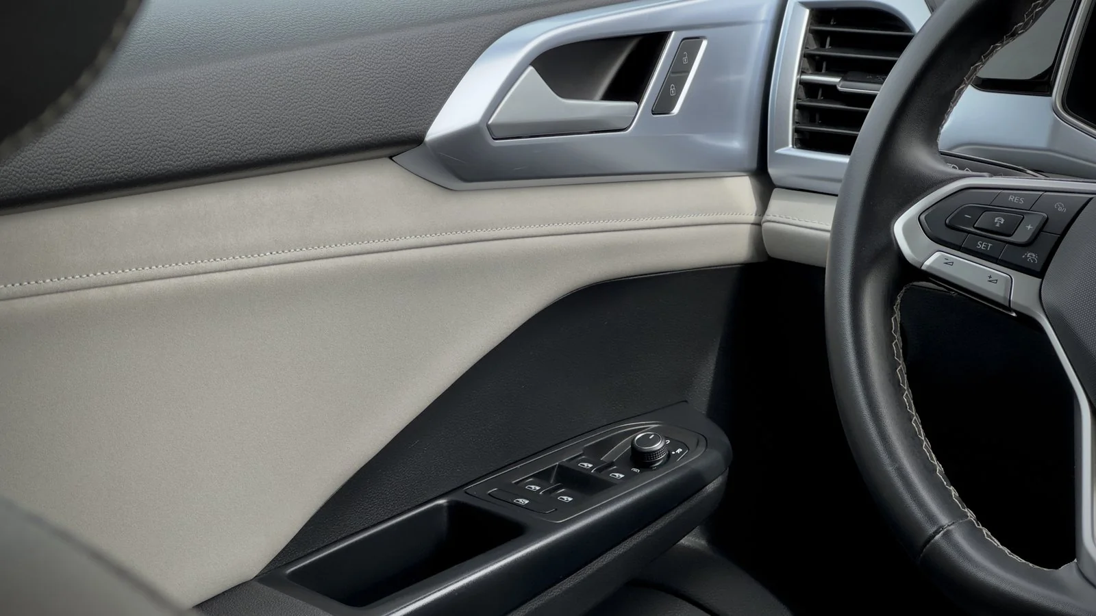 2025 Volkswagen Taos Comfortline used SUV thumbnail 25