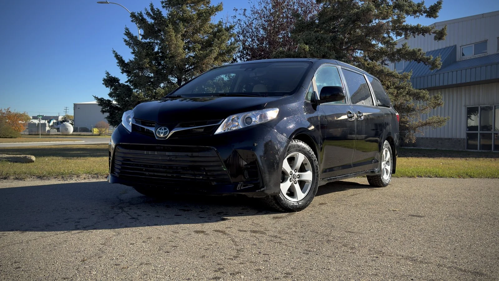 2020 Toyota Sienna LE used Minivan - photo 1 of 27