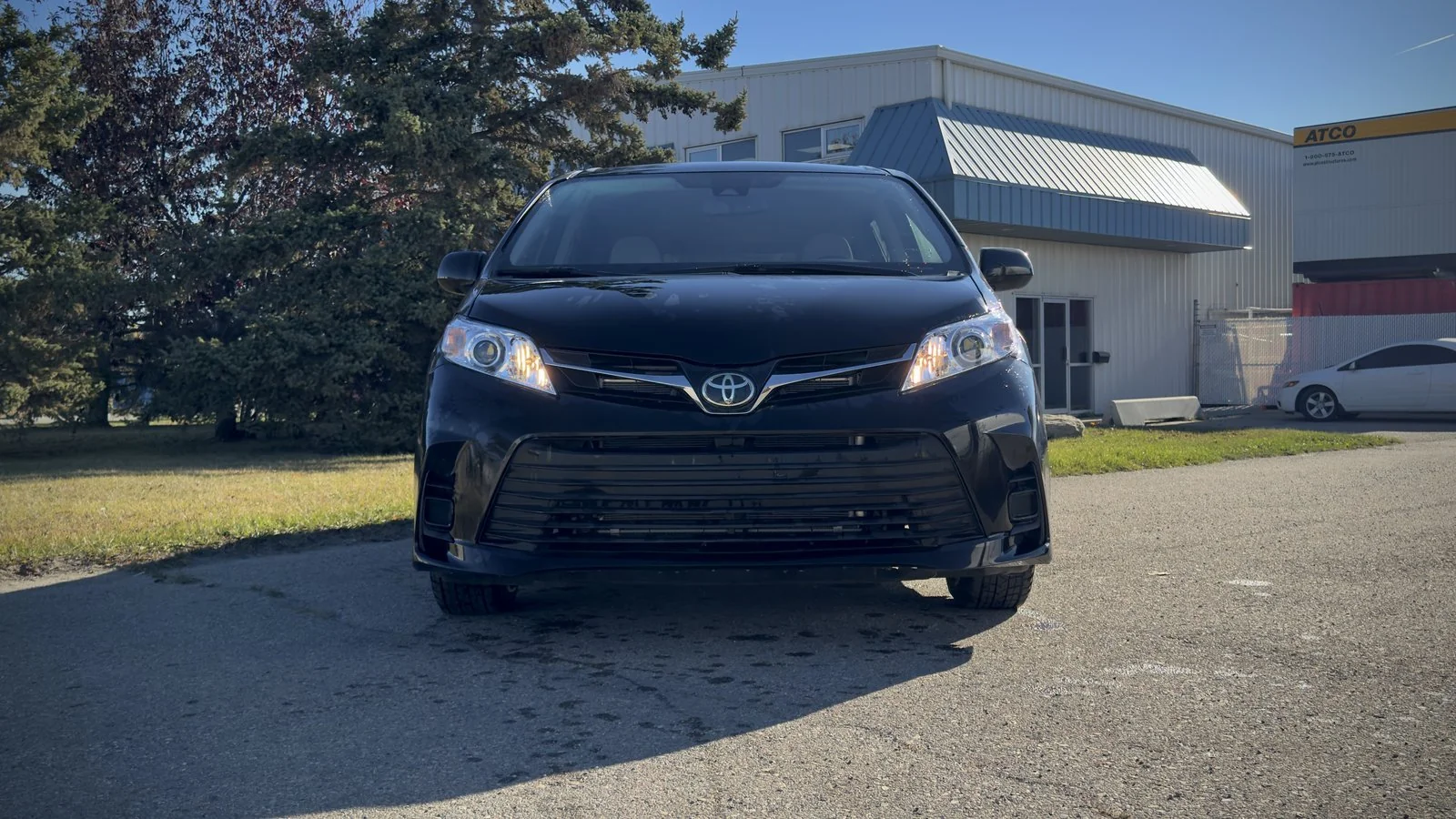 2020 Toyota Sienna LE used Minivan thumbnail 2