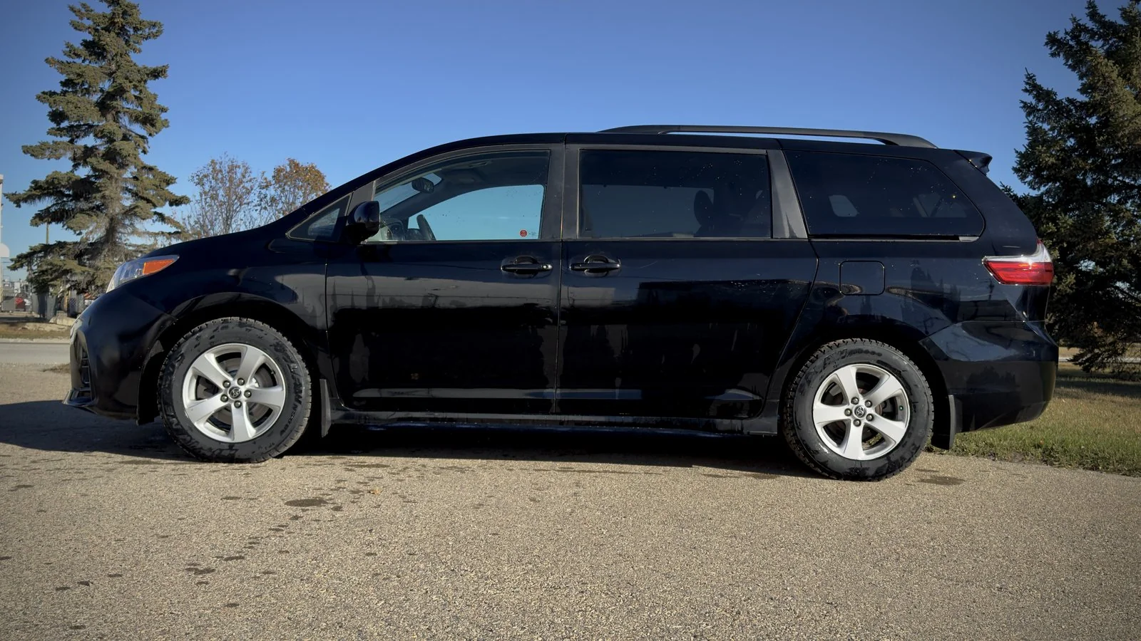 2020 Toyota Sienna LE used Minivan thumbnail 4