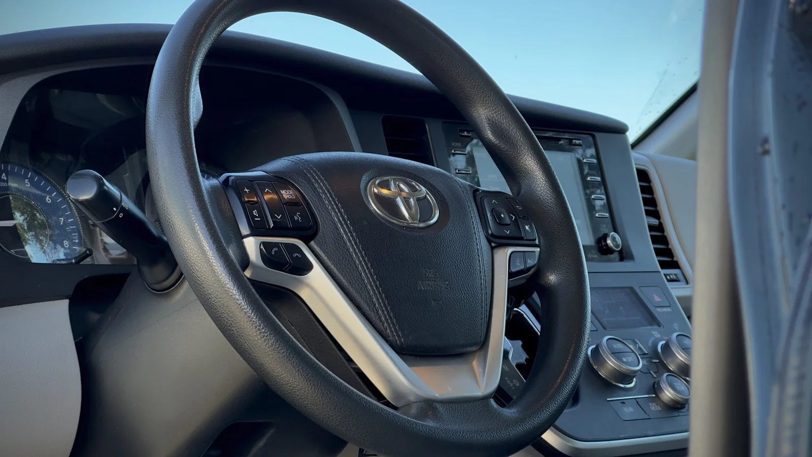 2020 Toyota Sienna LE used Minivan thumbnail 12