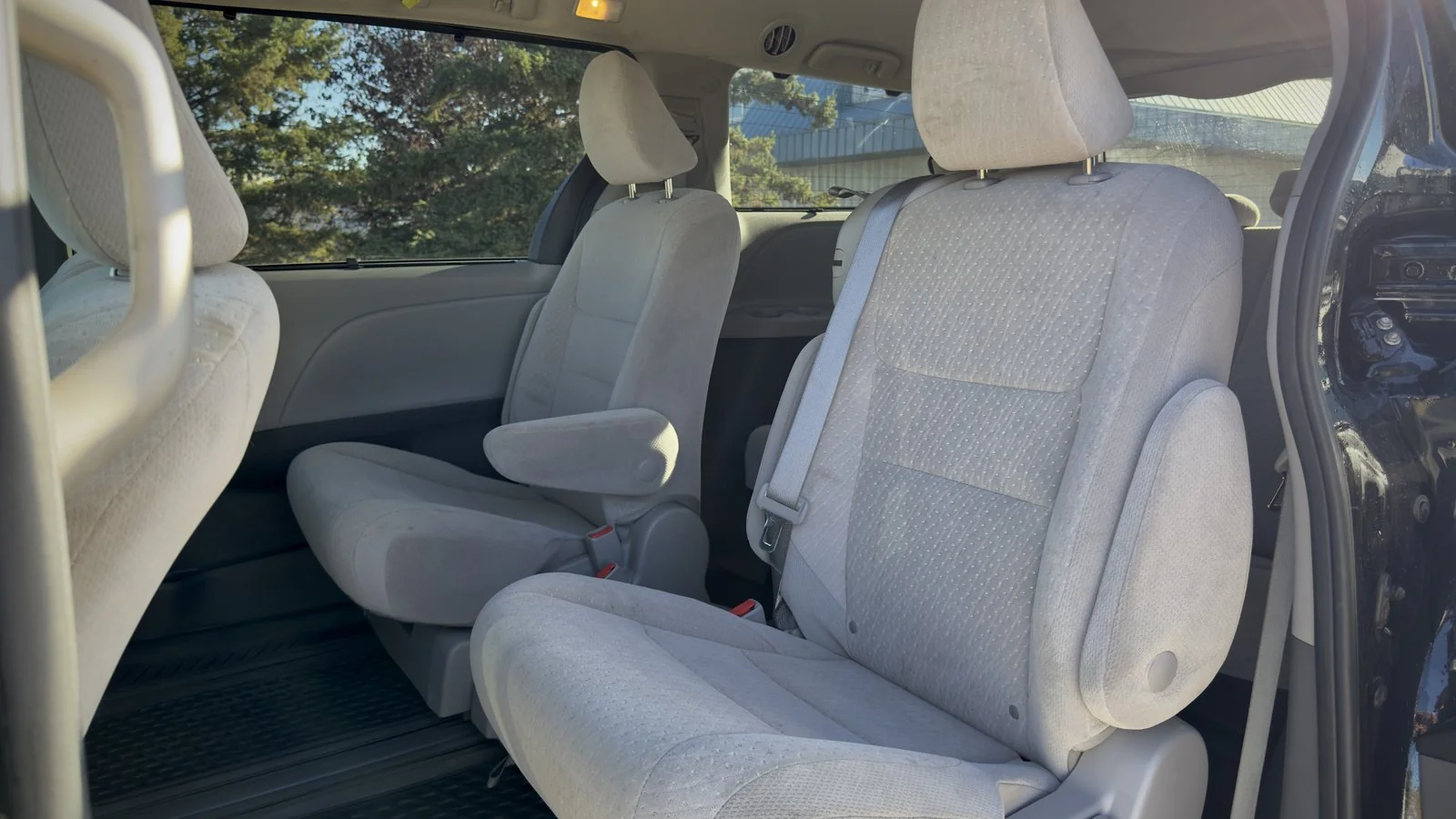 2020 Toyota Sienna LE used Minivan thumbnail 16