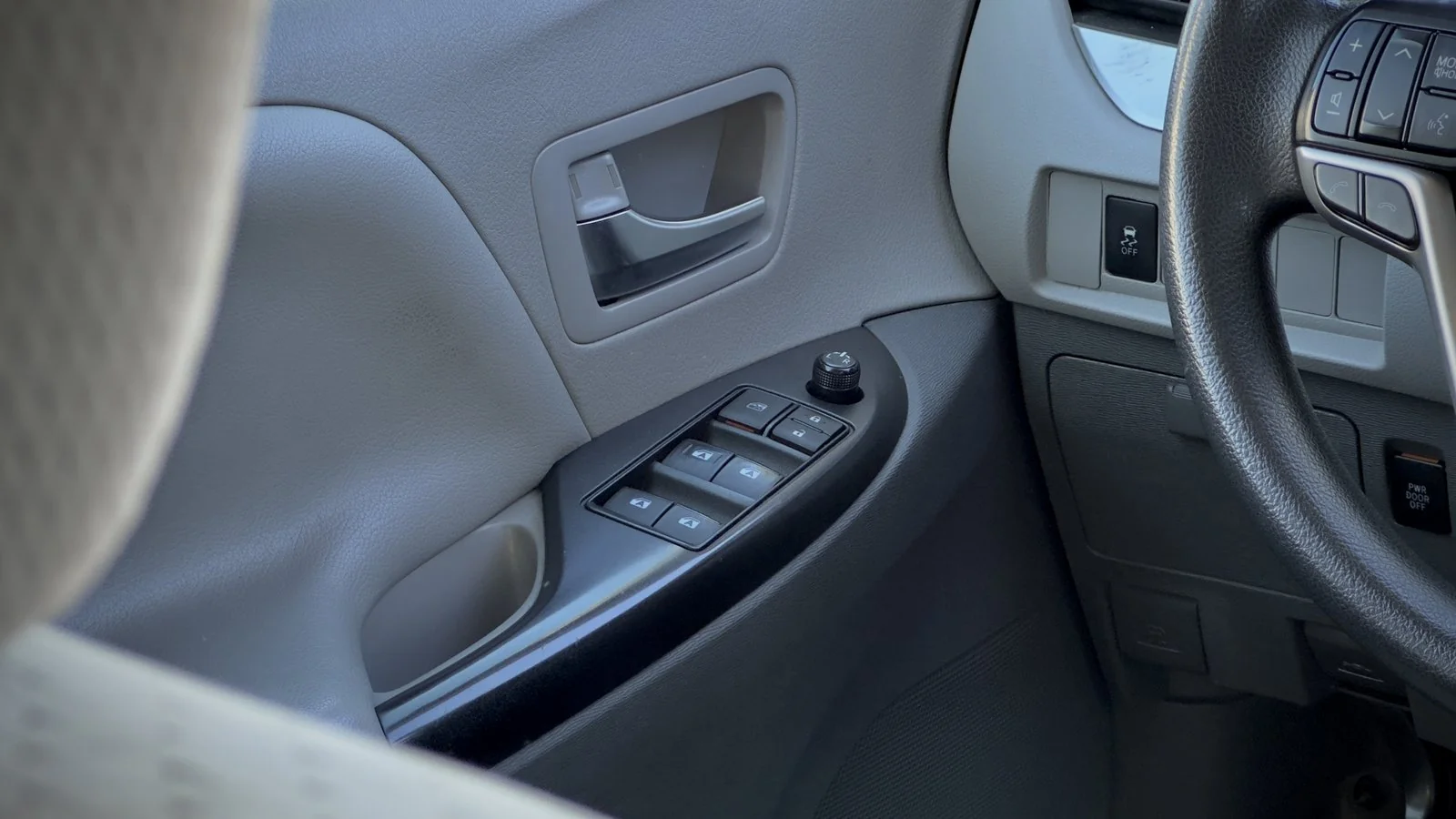 2020 Toyota Sienna LE used Minivan thumbnail 24