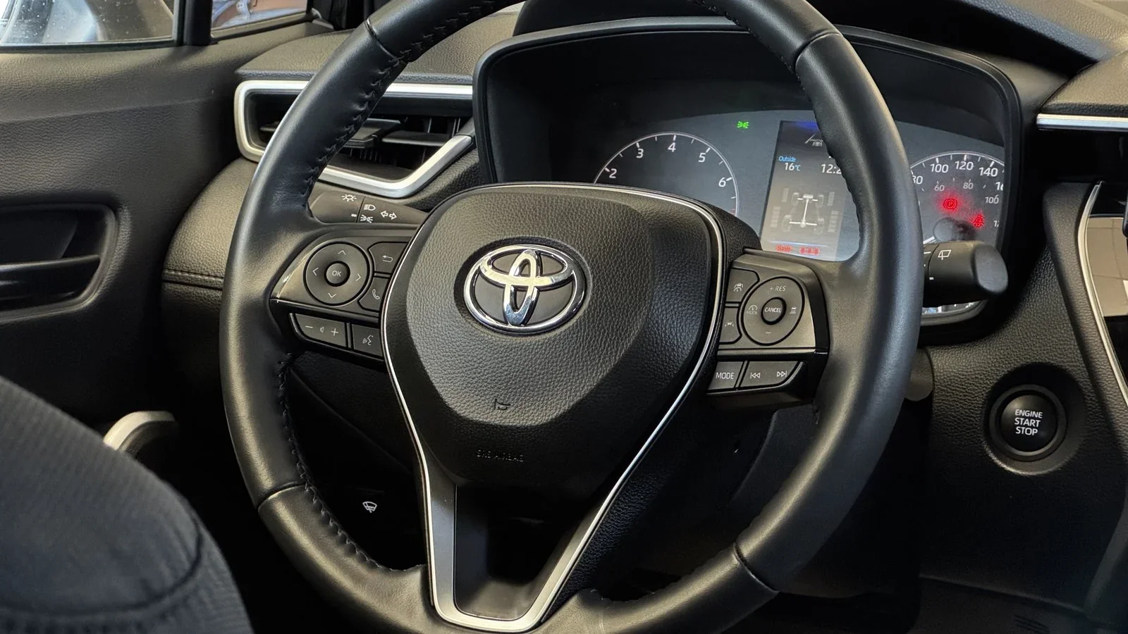 2024 Toyota Corolla Cross LE used SUV thumbnail 19