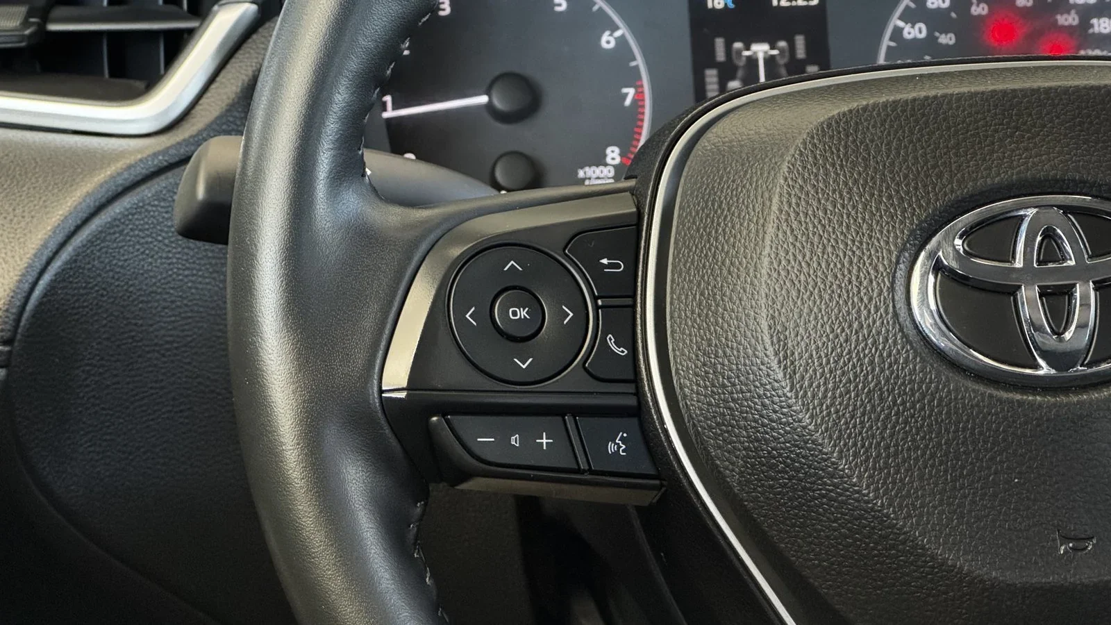 2024 Toyota Corolla Cross LE used SUV thumbnail 24