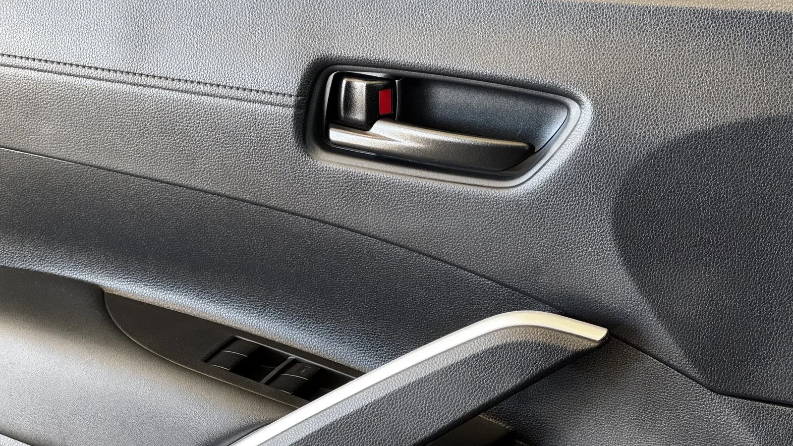 2024 Toyota Corolla Cross LE used SUV thumbnail 27