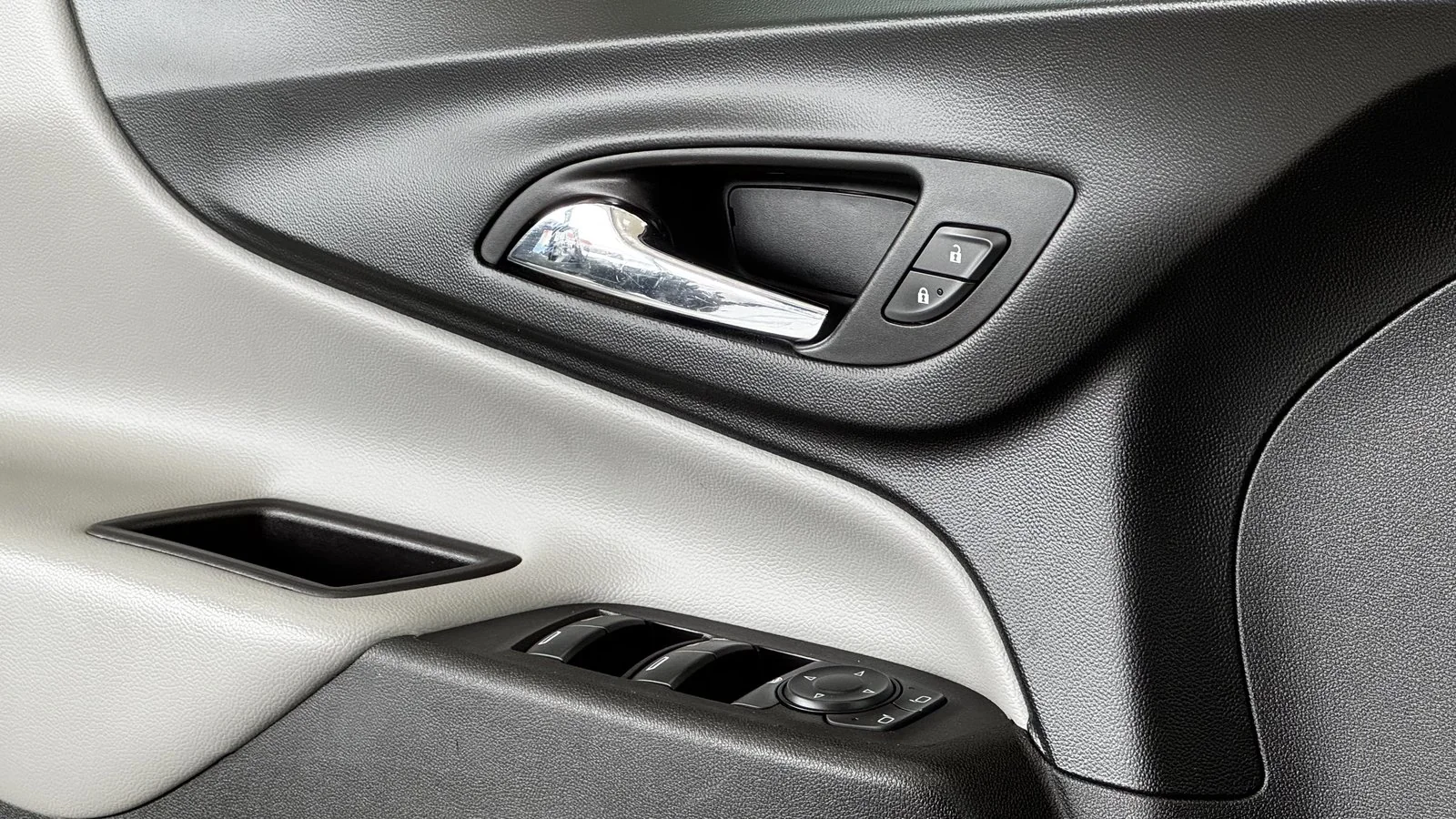 2021 Chevrolet Equinox LS used SUV thumbnail 28