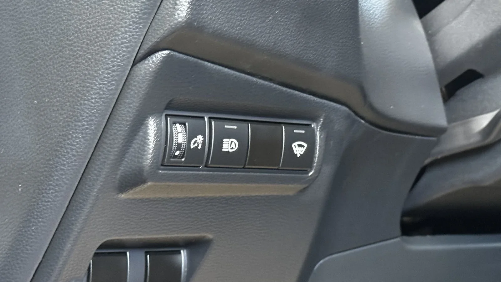 2024 Toyota Corolla Cross LE used SUV thumbnail 31